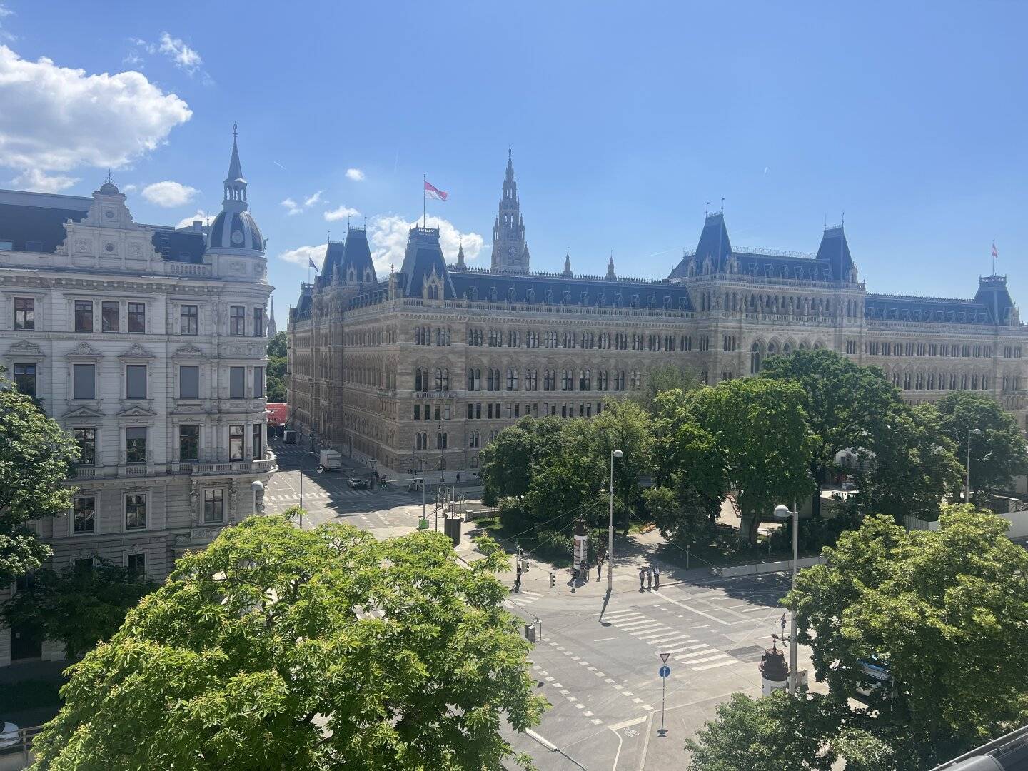 Exclusive air-conditioned 3-room penthouse apartment directly at Vienna City Hall