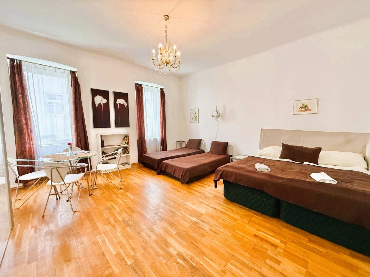 ***SONNIGE ALTBAUWOHNUNG – GROSSER WOHNRAUM FLEXIBEL TEILBAR***