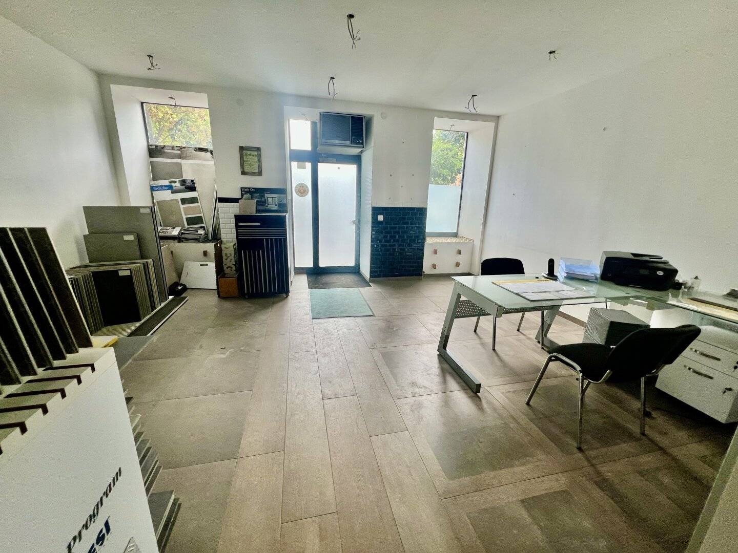 Affordable commercial premises with corridor WC Airbnb permission possible