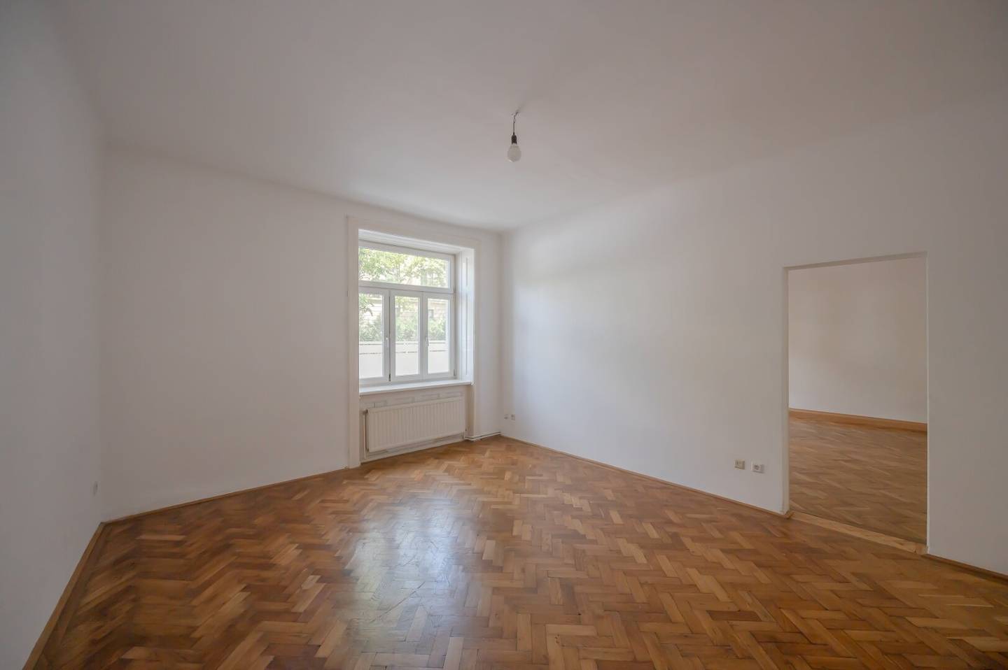 ++NEU++ Period Apartment with Excellent Potential – 3-Room Renovation Opportunity