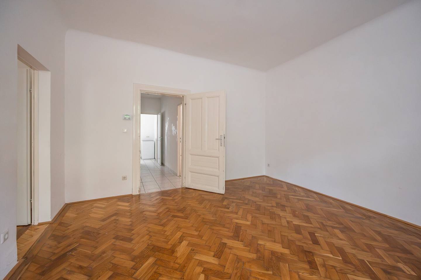 ++NEU++ Period Apartment with Excellent Potential – 3-Room Renovation Opportunity