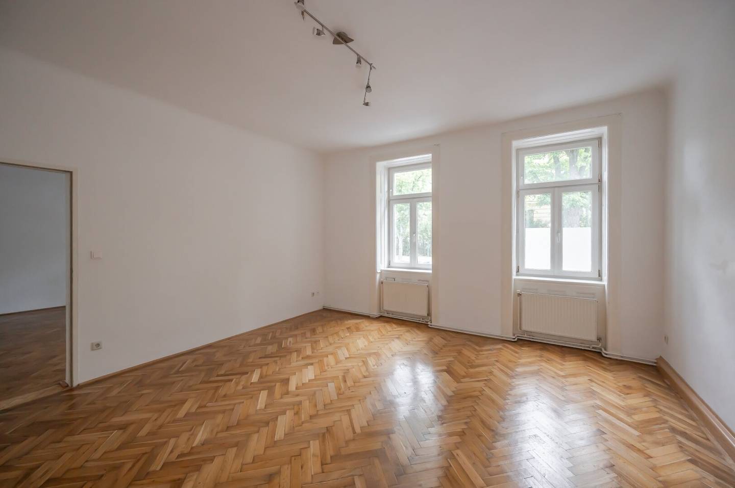 ++NEU++ Period Apartment with Excellent Potential – 3-Room Renovation Opportunity