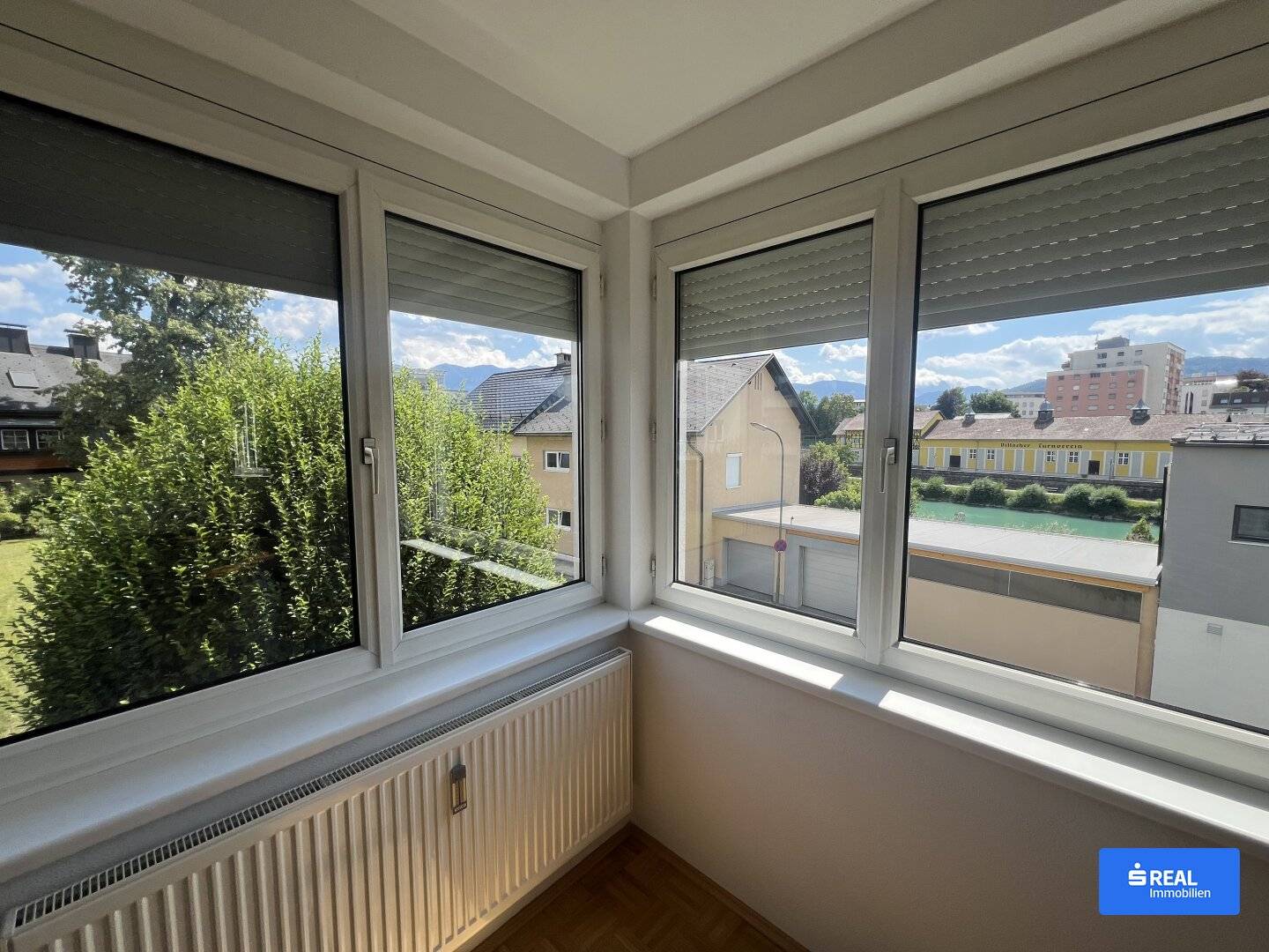 Bright 3-room corner apartment with balcony and underground parking near the center