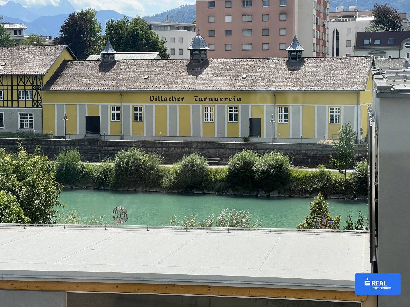 Bright 3-room corner apartment with balcony and underground parking near the center