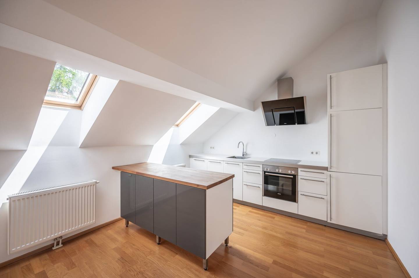 ++NEW++ 2-room old building apartment (in need of renovation), in great location