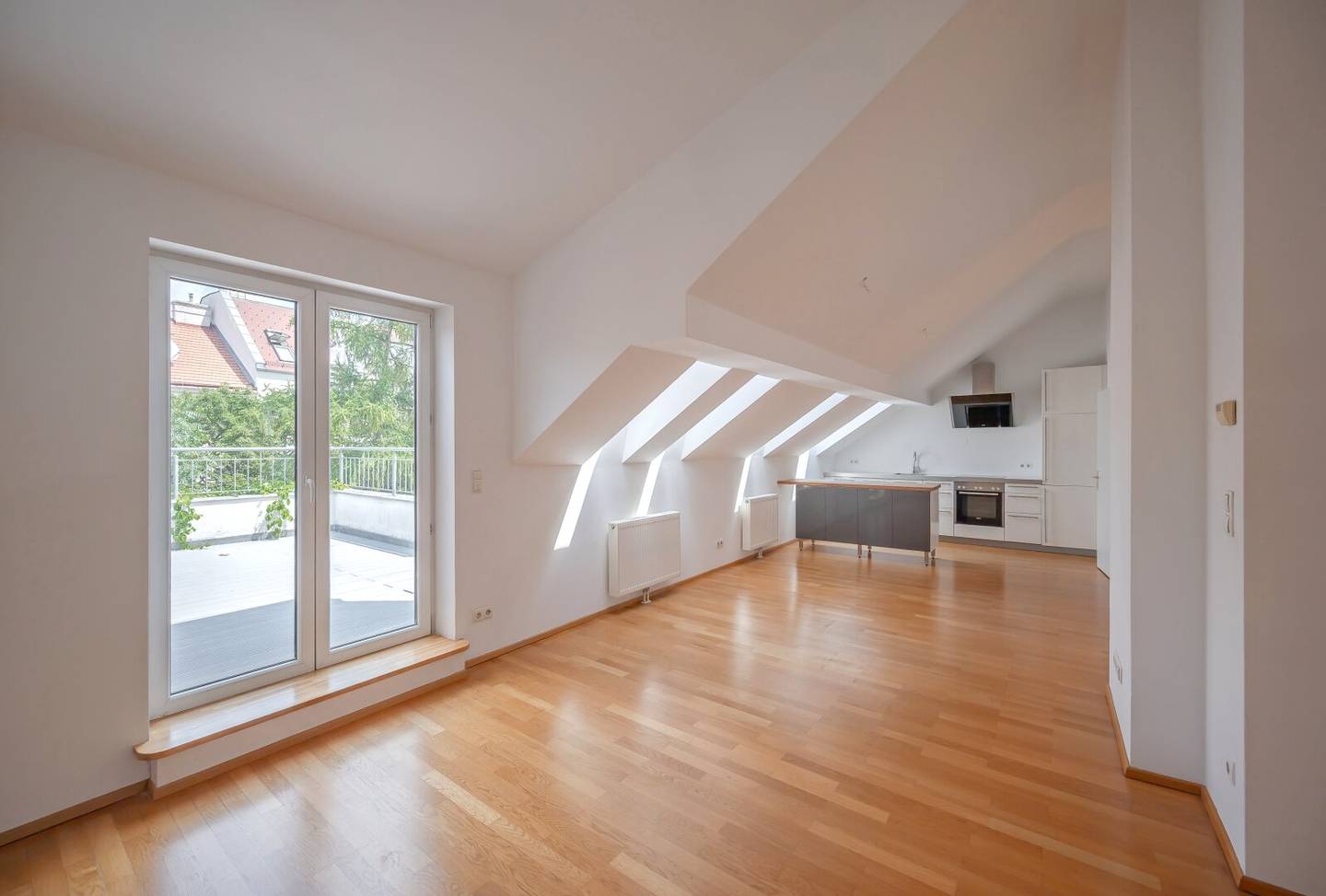 ++NEW++ 2-room old building apartment (in need of renovation), in great location
