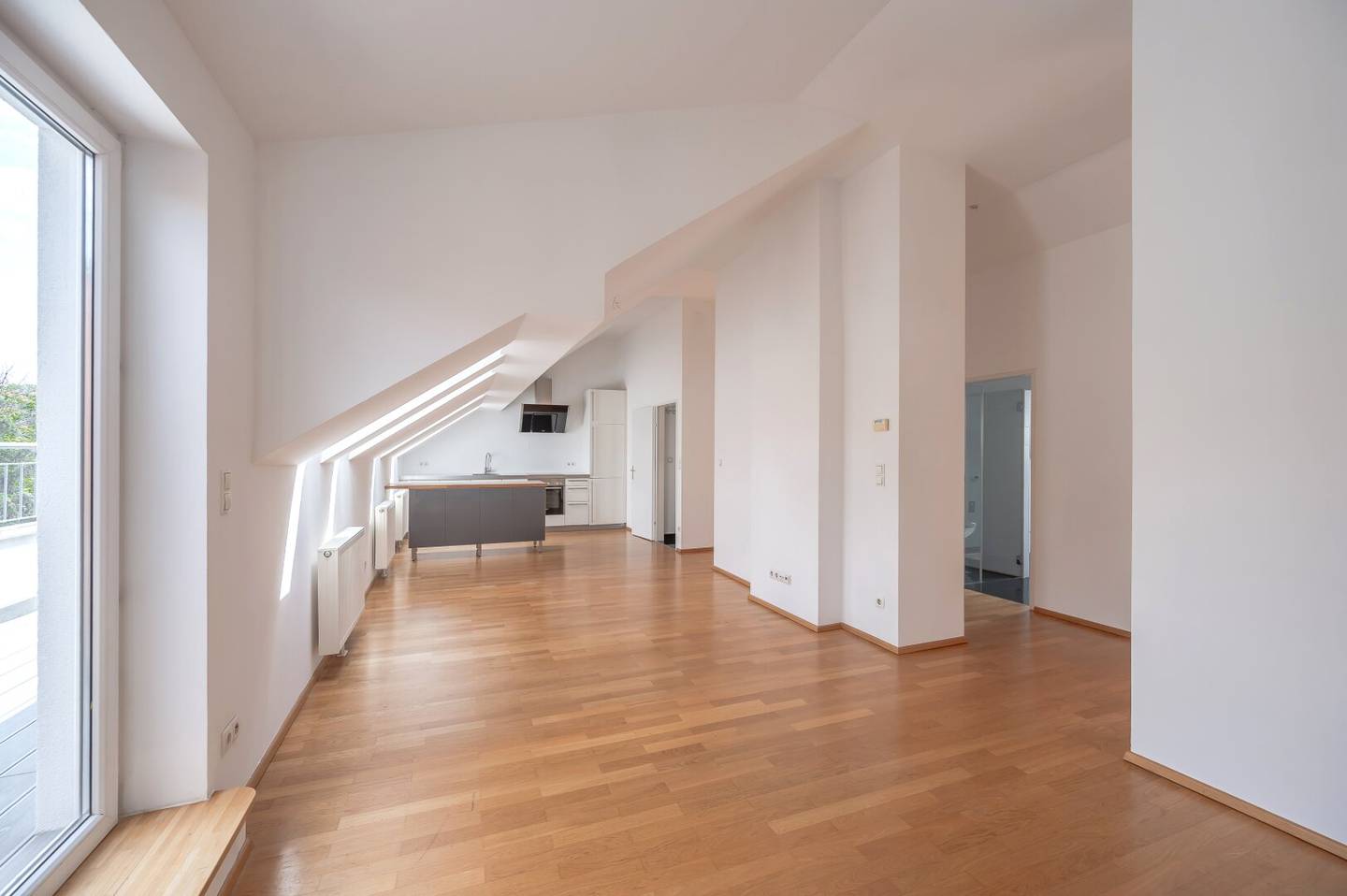 ++NEW++ 2-room old building apartment (in need of renovation), in great location