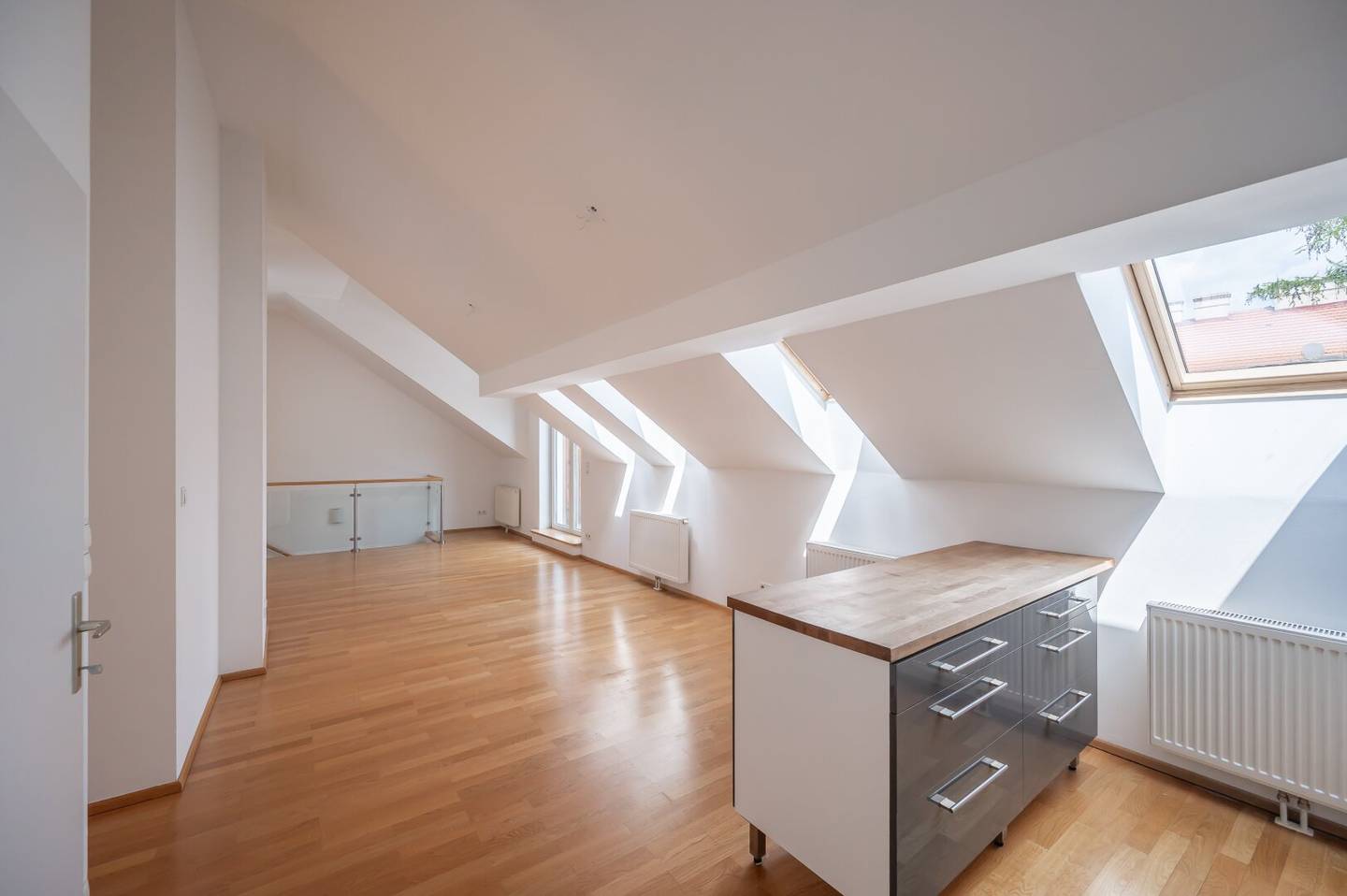 ++NEW++ 2-room old building apartment (in need of renovation), in great location