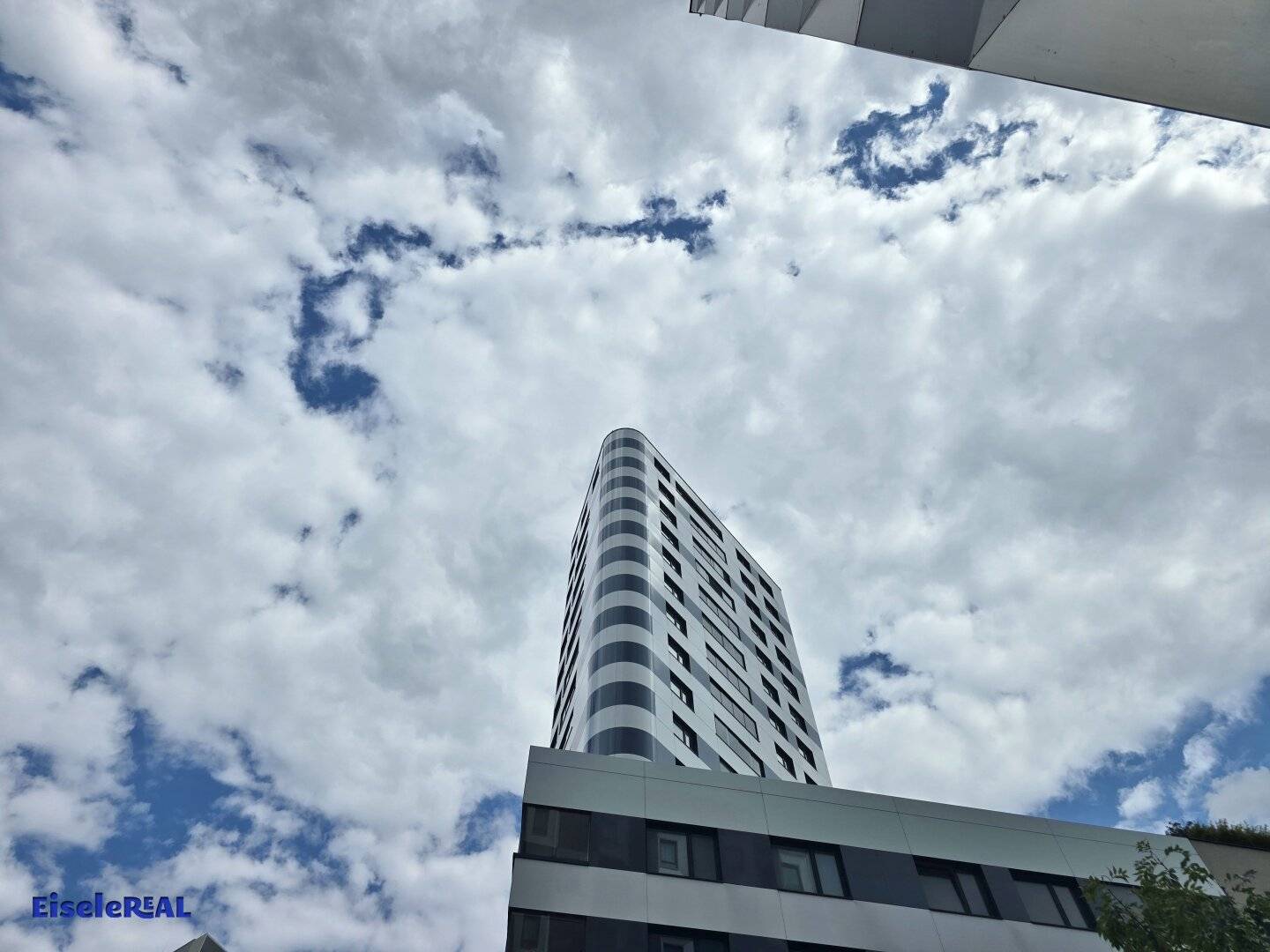 Zentrales Büro im SkyTower -Wien von hoch oben genießen !!