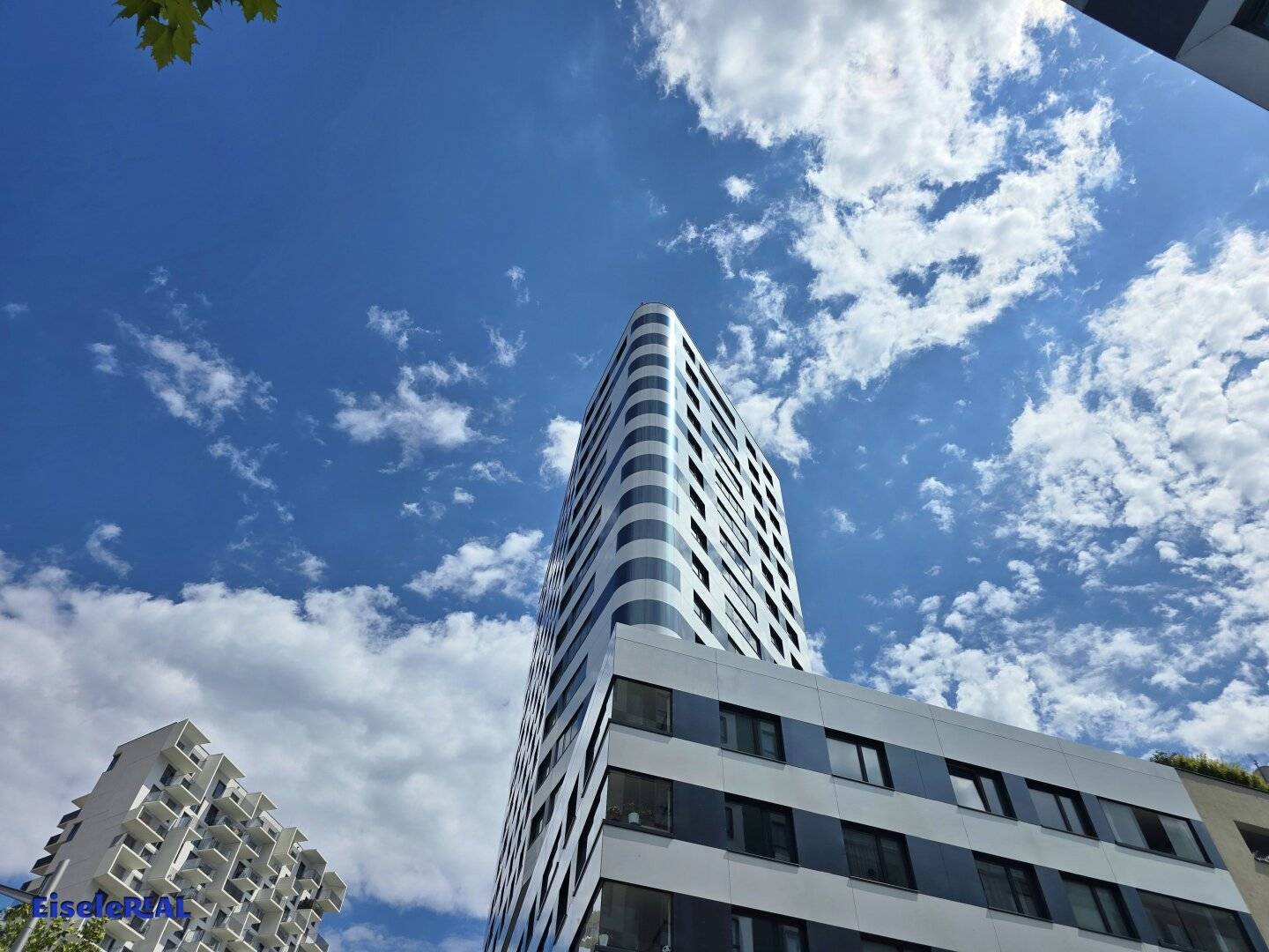 Zentrales Büro im SkyTower -Wien von hoch oben genießen !!