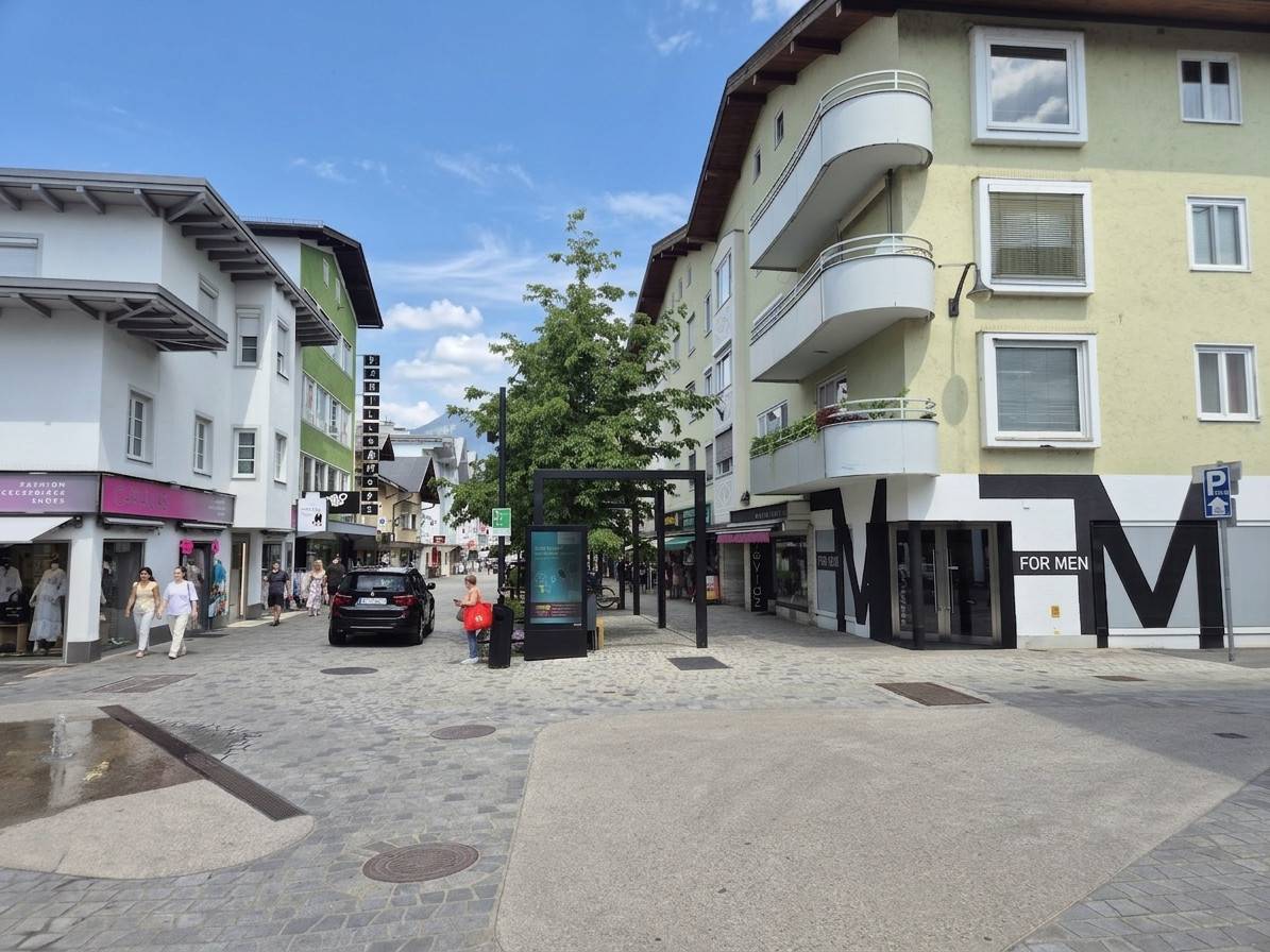 Wohnung with large shop window near the station