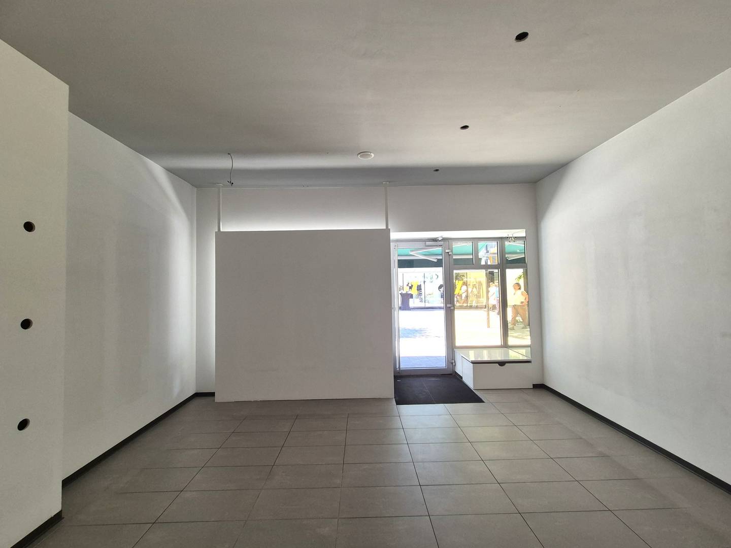 Wohnung with large shop window near the station