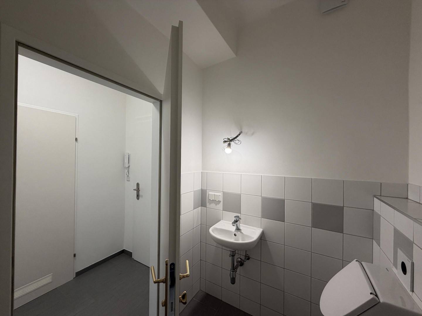 Newly renovated Erdgeschosswohnung ground floor and street facing