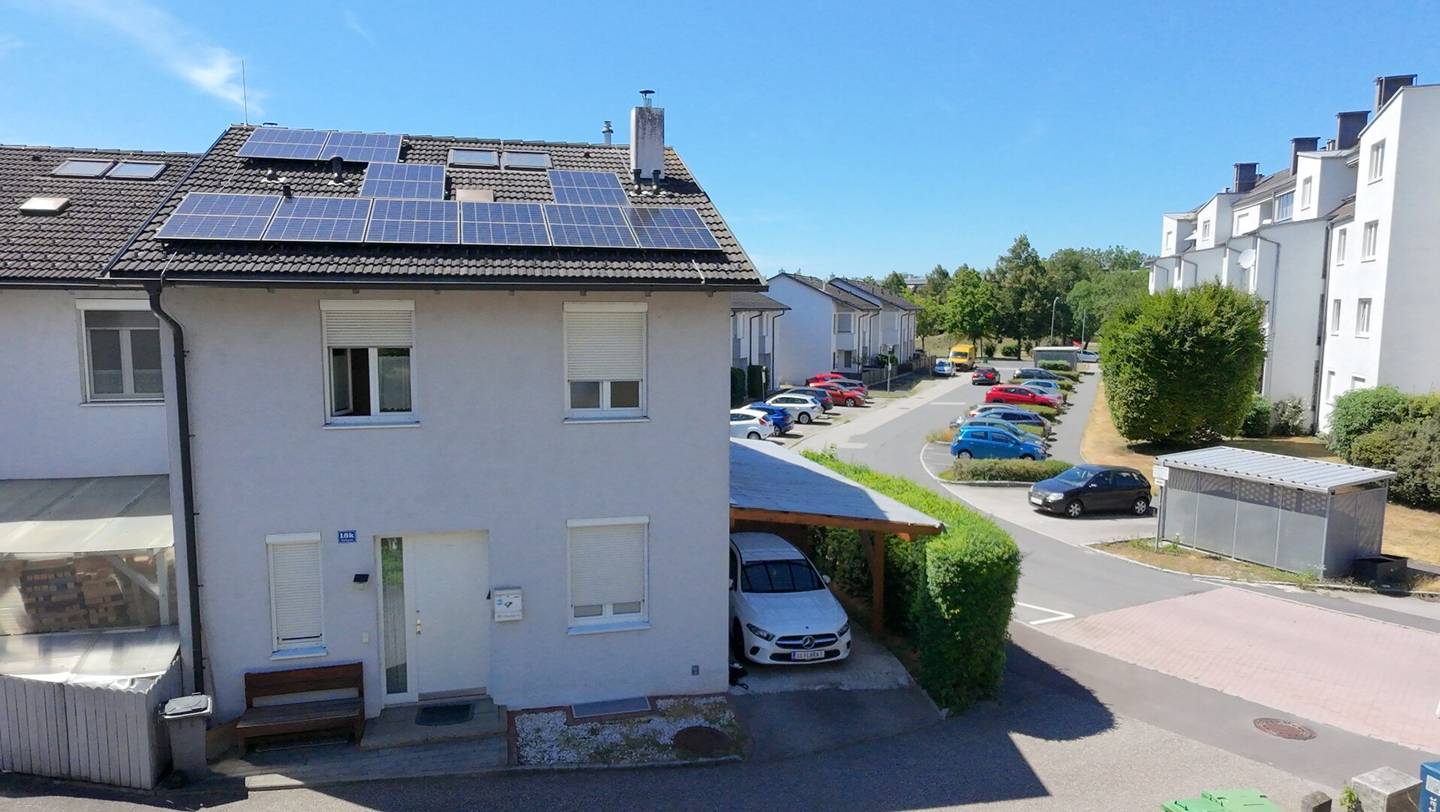 Modernes Eckreihenhaus mit Photovoltaik, Wärmepumpe &amp; traumhaftem Garten – einziehen und wohlfühlen!