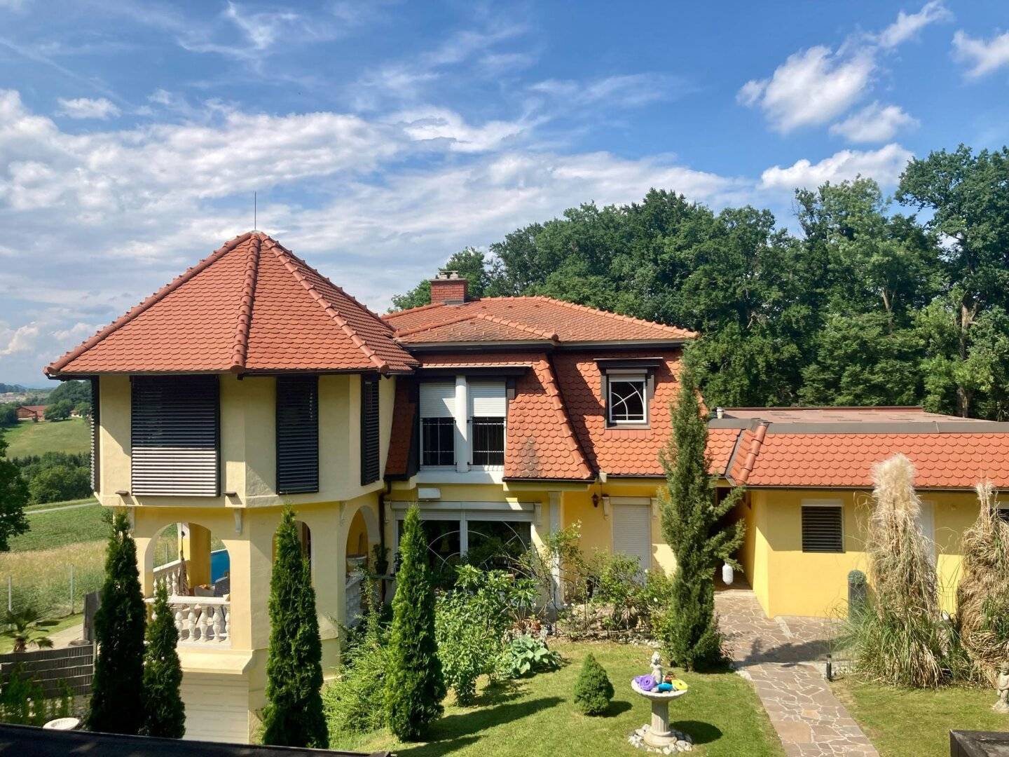 Charming Villa with 2 Separate Residential Units - Combine Work and Private Life