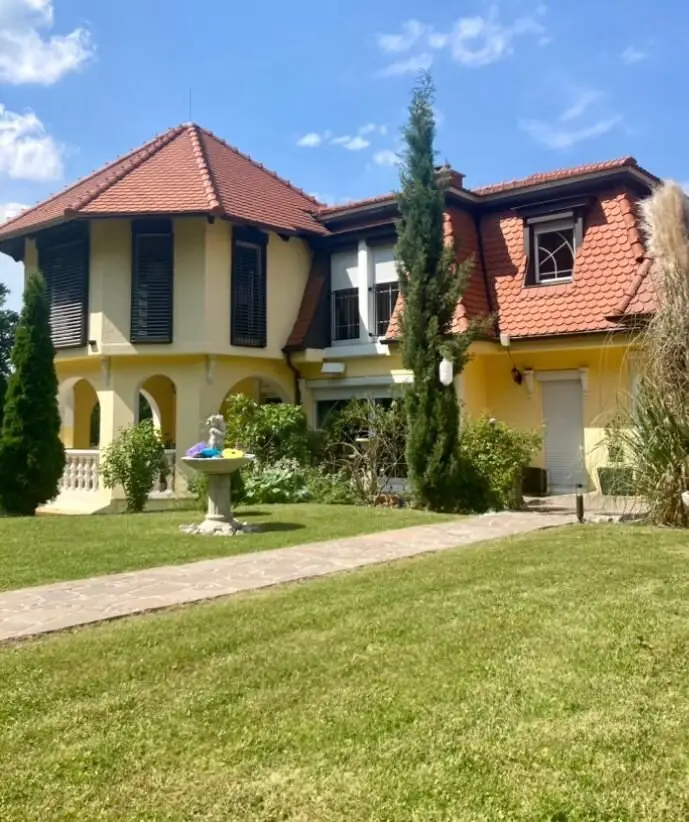 Charming Villa with 2 Separate Residential Units - Combine Work and Private Life