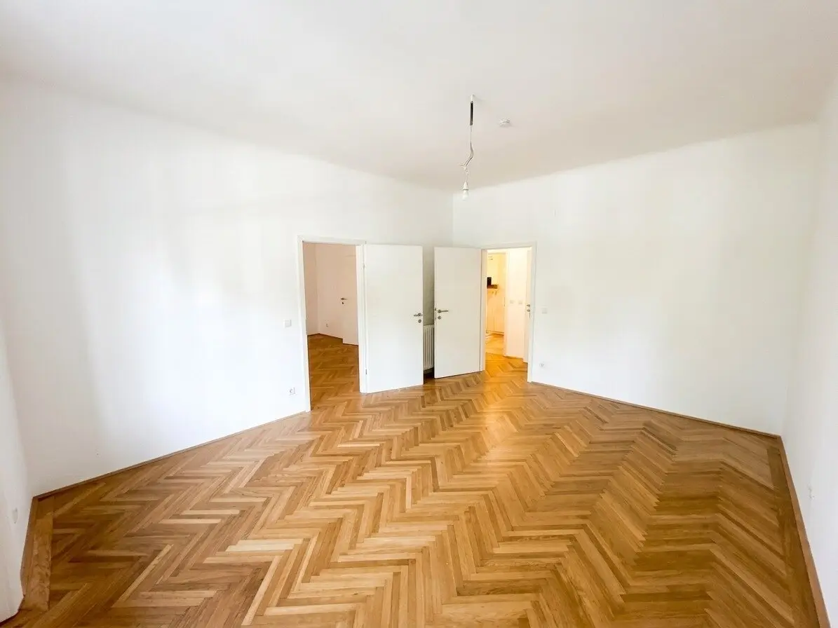 Old building dream in Hietzing Freshly renovated 2.5-room apartment