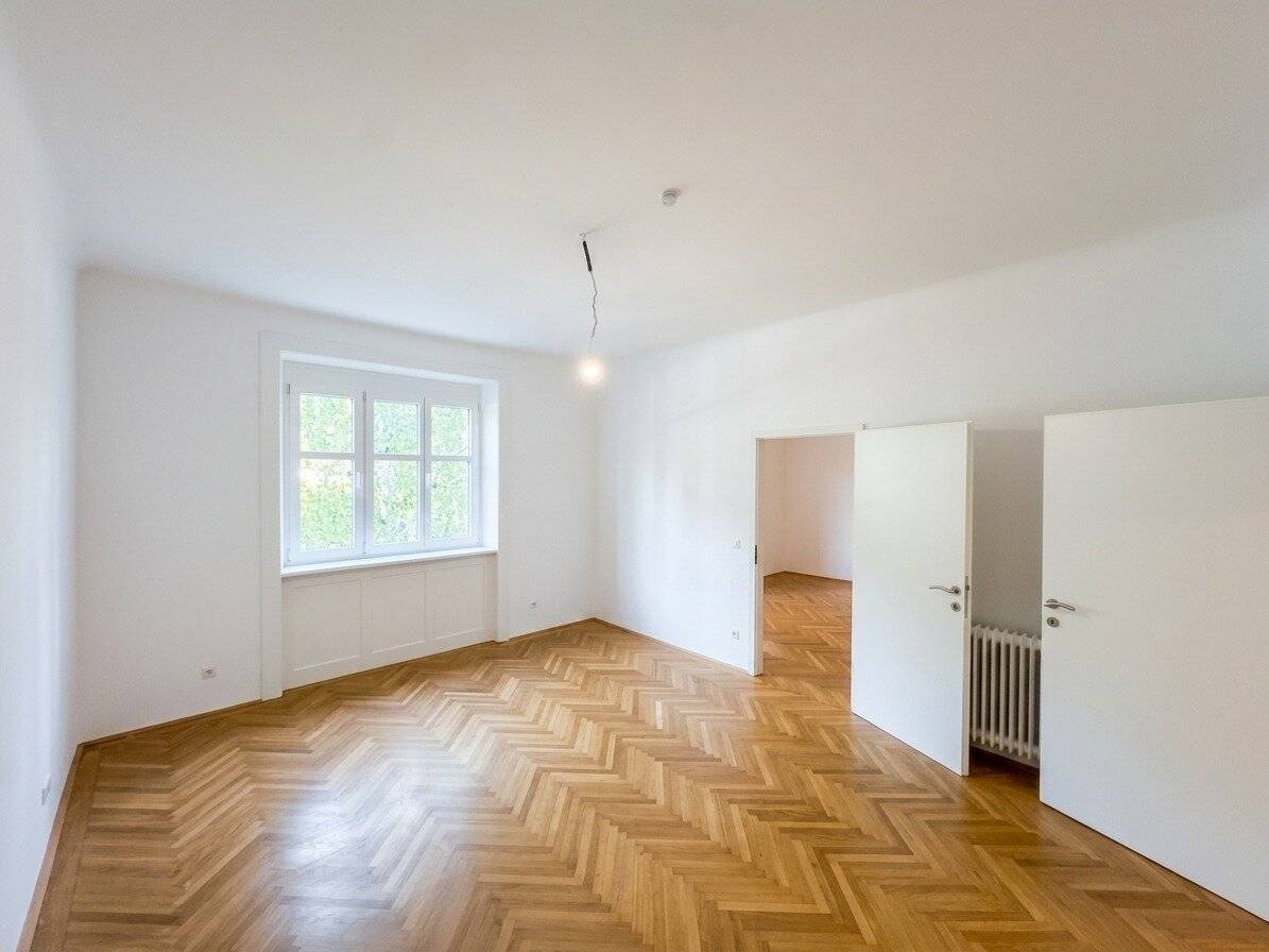 Period building dream in Hietzing! Newly renovated 2.5-room apartment!