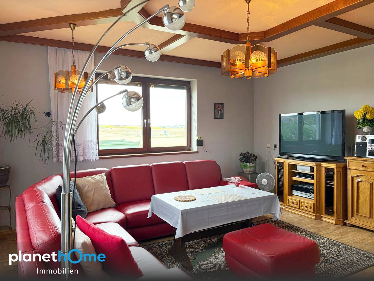 Bright ground floor apartment with garden and garage