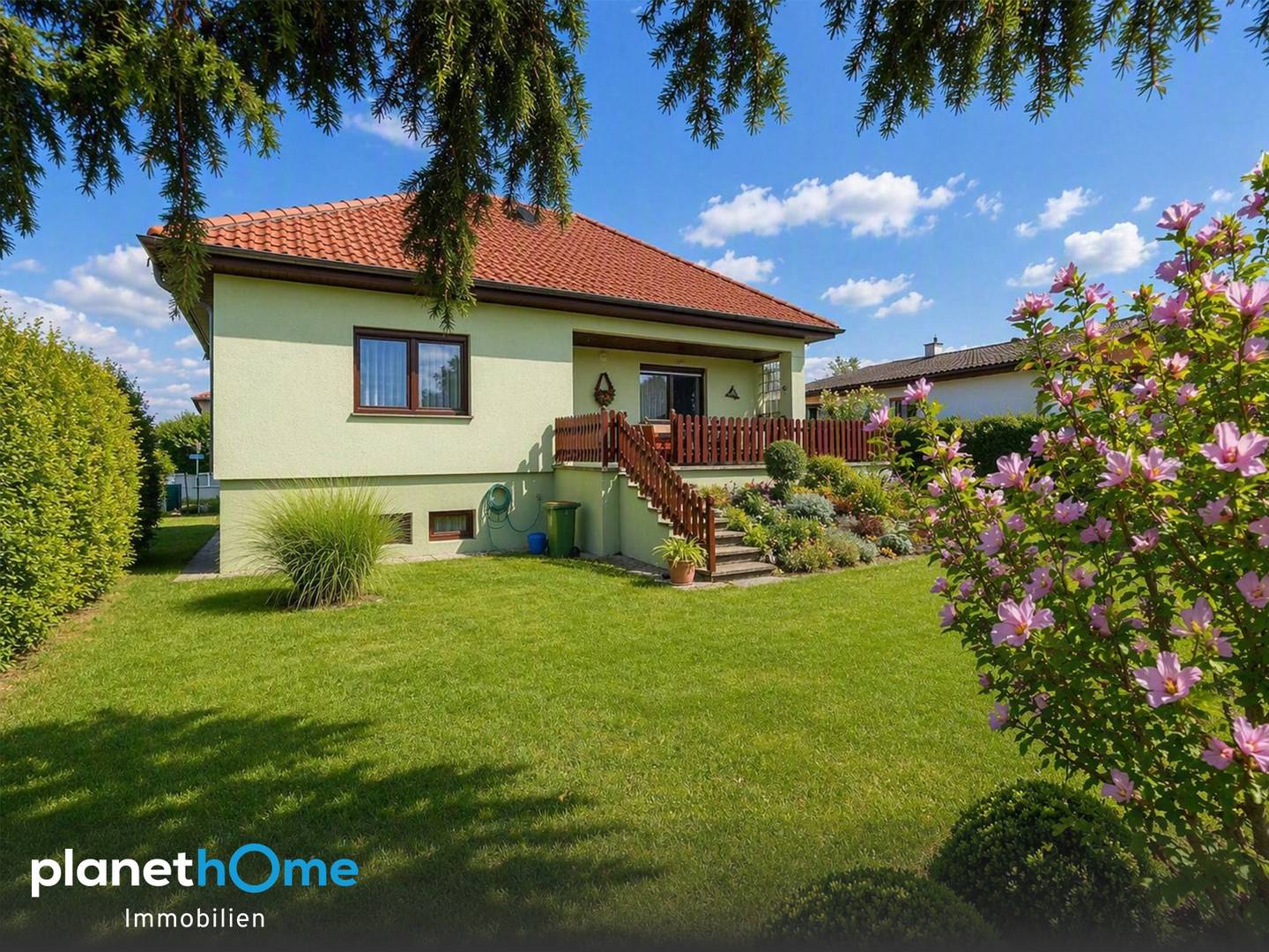 Bright ground floor apartment with garden and garage