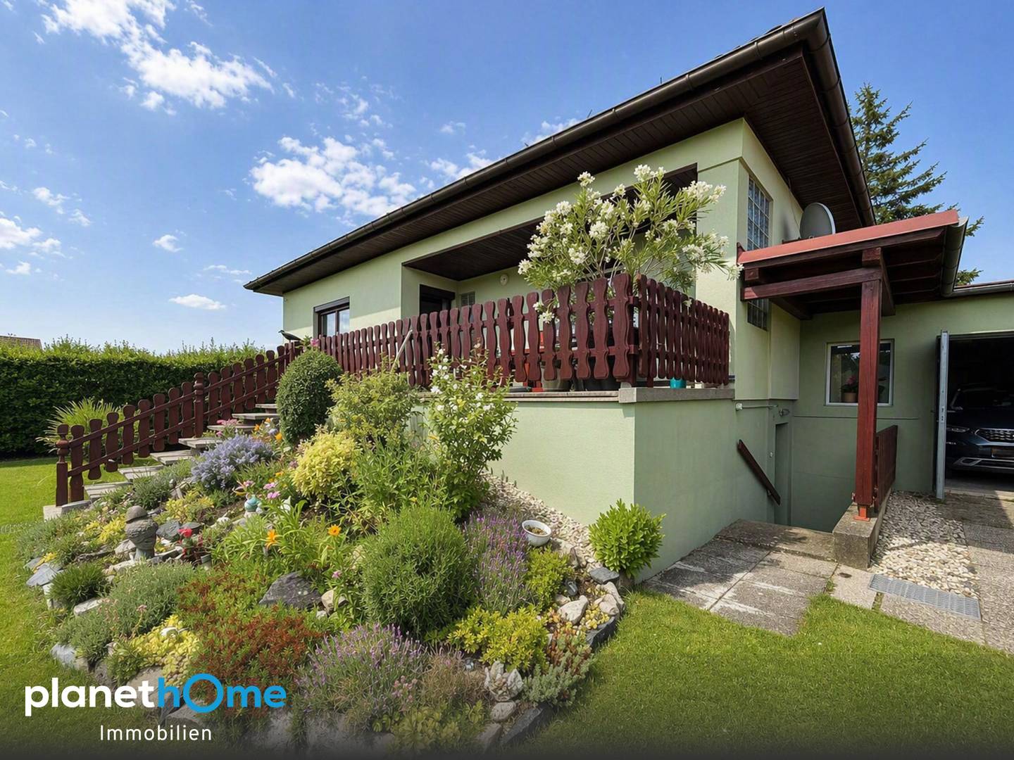 Bright ground floor apartment with garden and garage