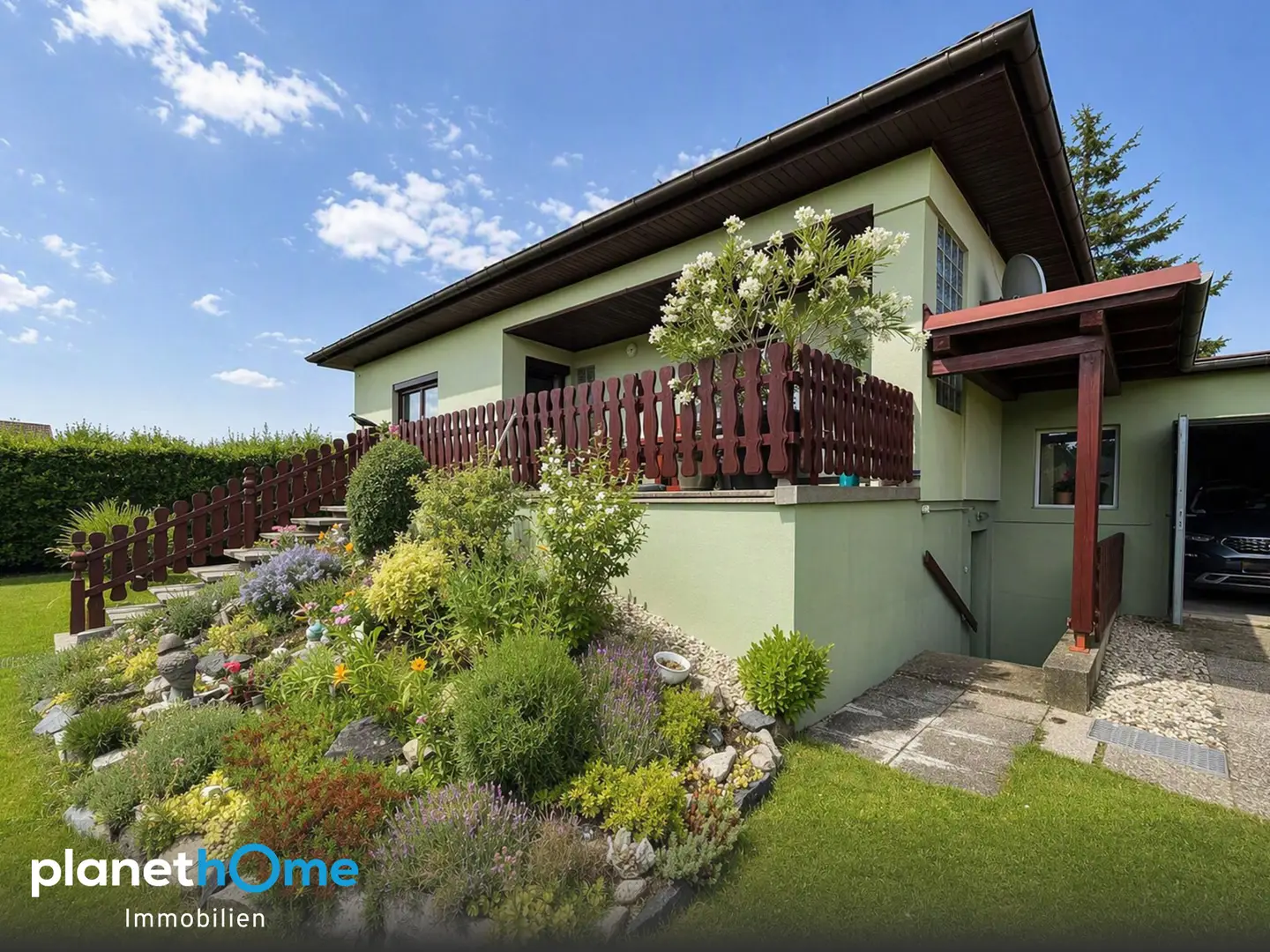 Bright ground floor apartment with garden and garage