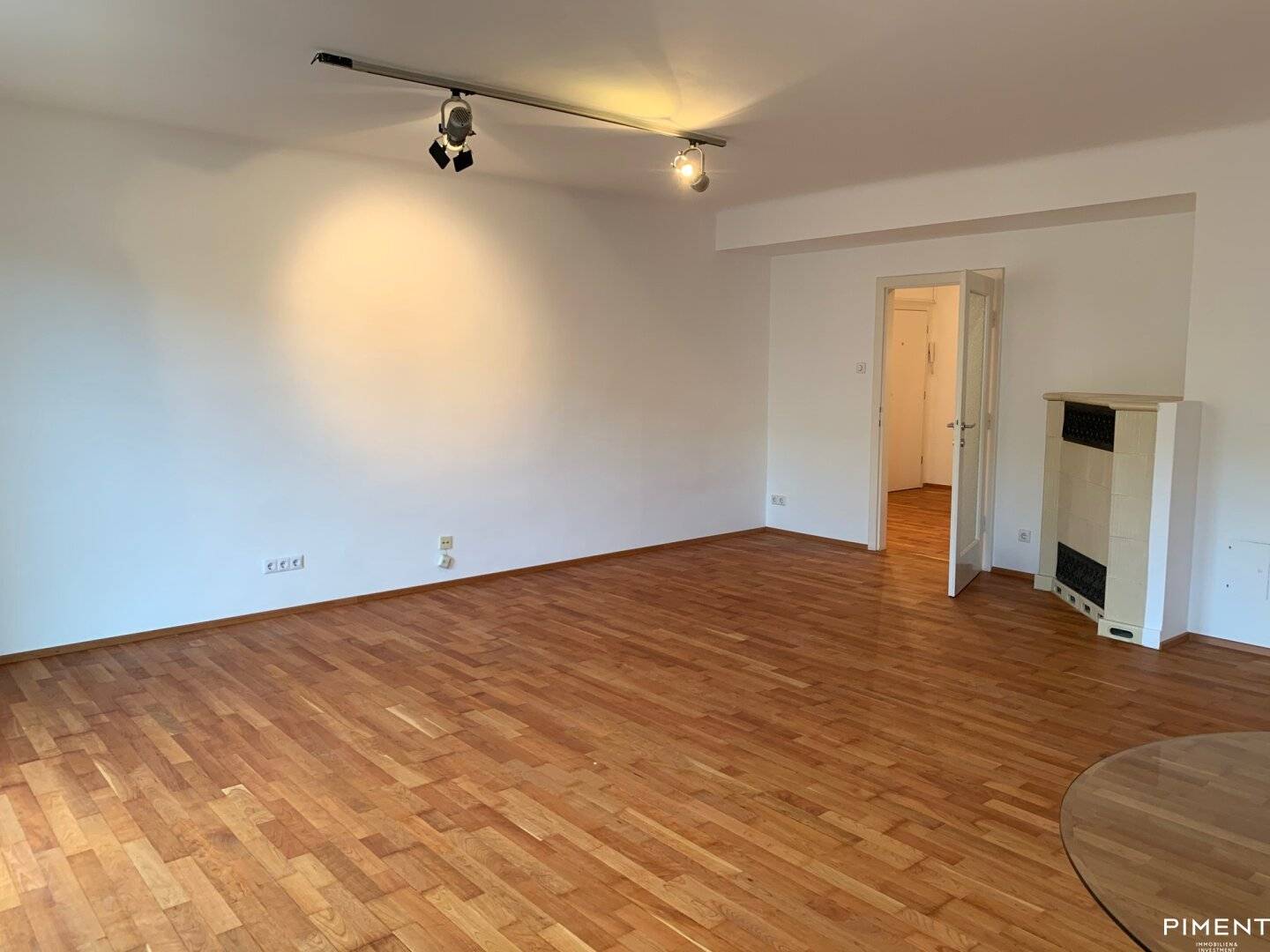 SPACIOUS 2-Room Apartment by the Belvedere Garden