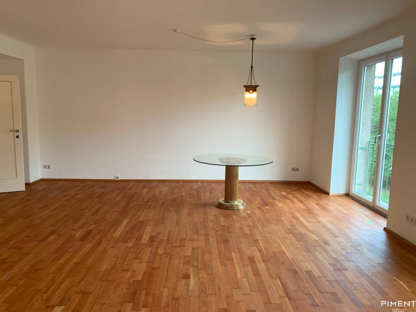 SPACIOUS 2-Room Apartment by the Belvedere Garden