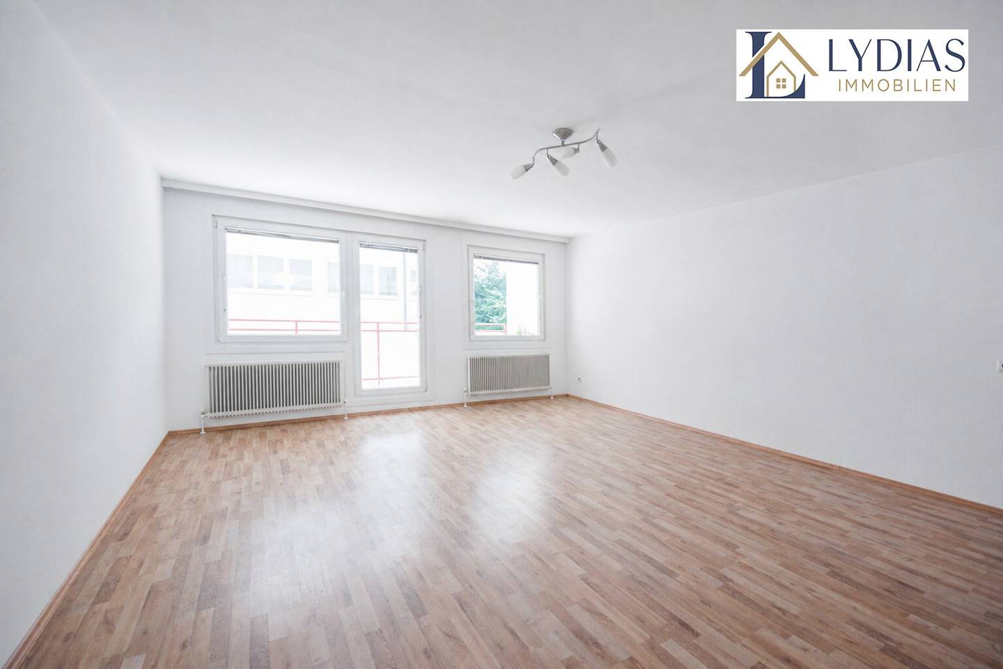 Cosy and well-maintained 3-room apartment with courtyard-facing loggia facing south, top infrastructure near U4 station