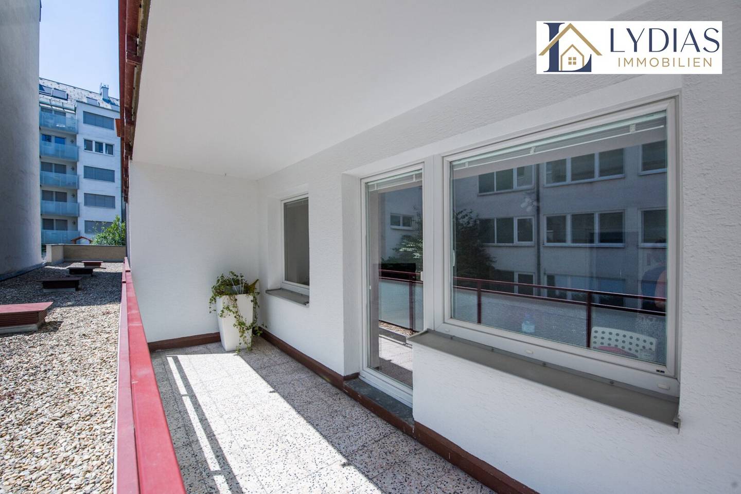 Cosy and well-maintained 3-room apartment with courtyard-facing loggia facing south, top infrastructure near U4 station