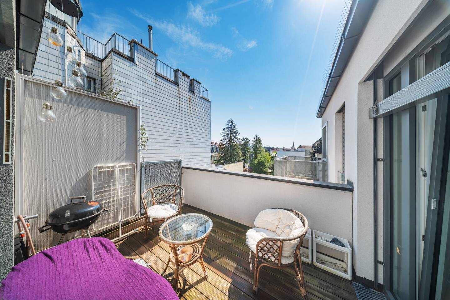 Perfekt geschnittene Dachwohnung mit großem Balkon - befristet vermietet bis 03/2027