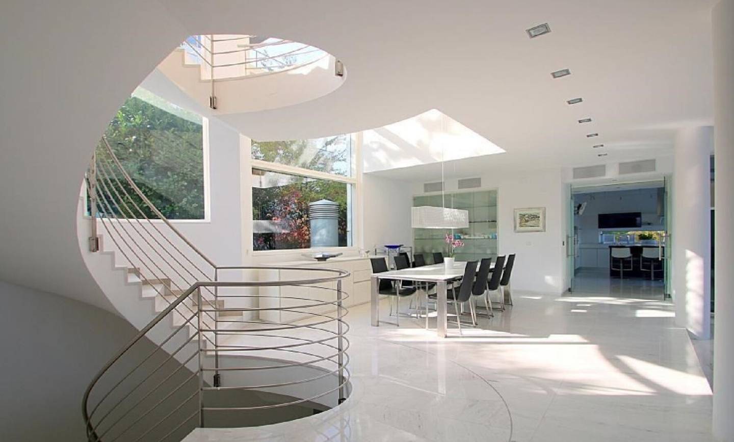 LUXURY RESIDENCE - Breathtaking and exquisite villa of absolute superlatives in prime location Gießhübl with sensational distant view