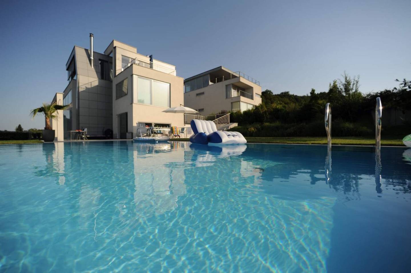 LUXURY RESIDENCE - Breathtaking and exquisite villa of absolute superlatives in prime location Gießhübl with sensational distant view
