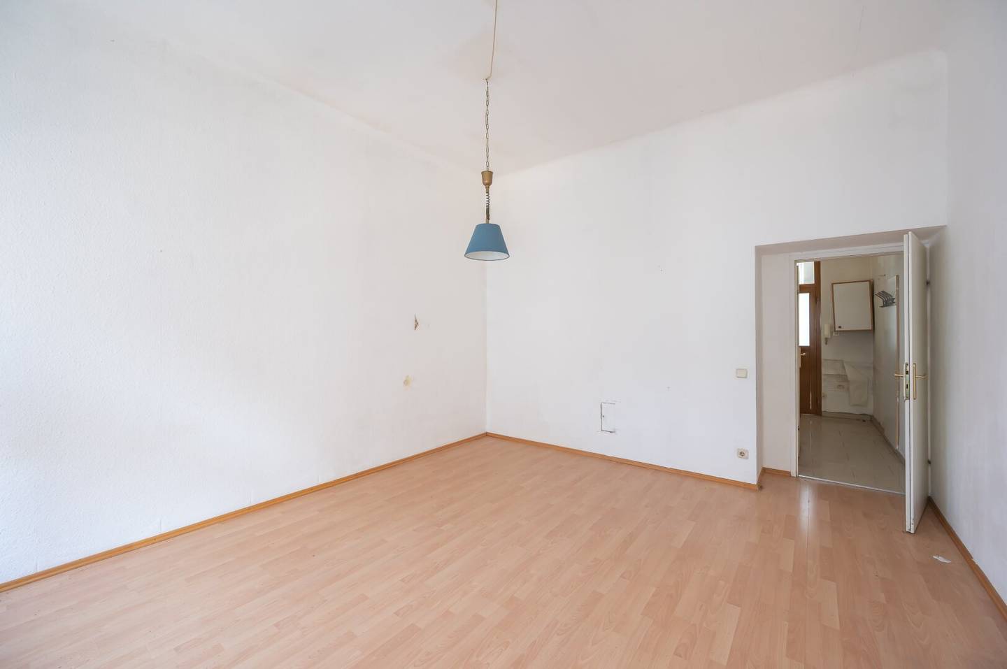 ++NEW++ 1-room old building apartment lots of potential!