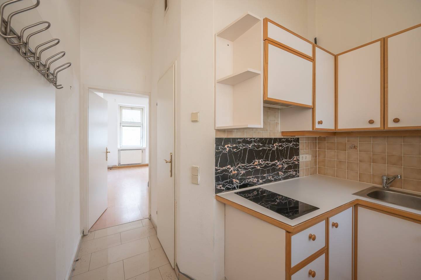 ++NEW++ 1-room old building apartment lots of potential!