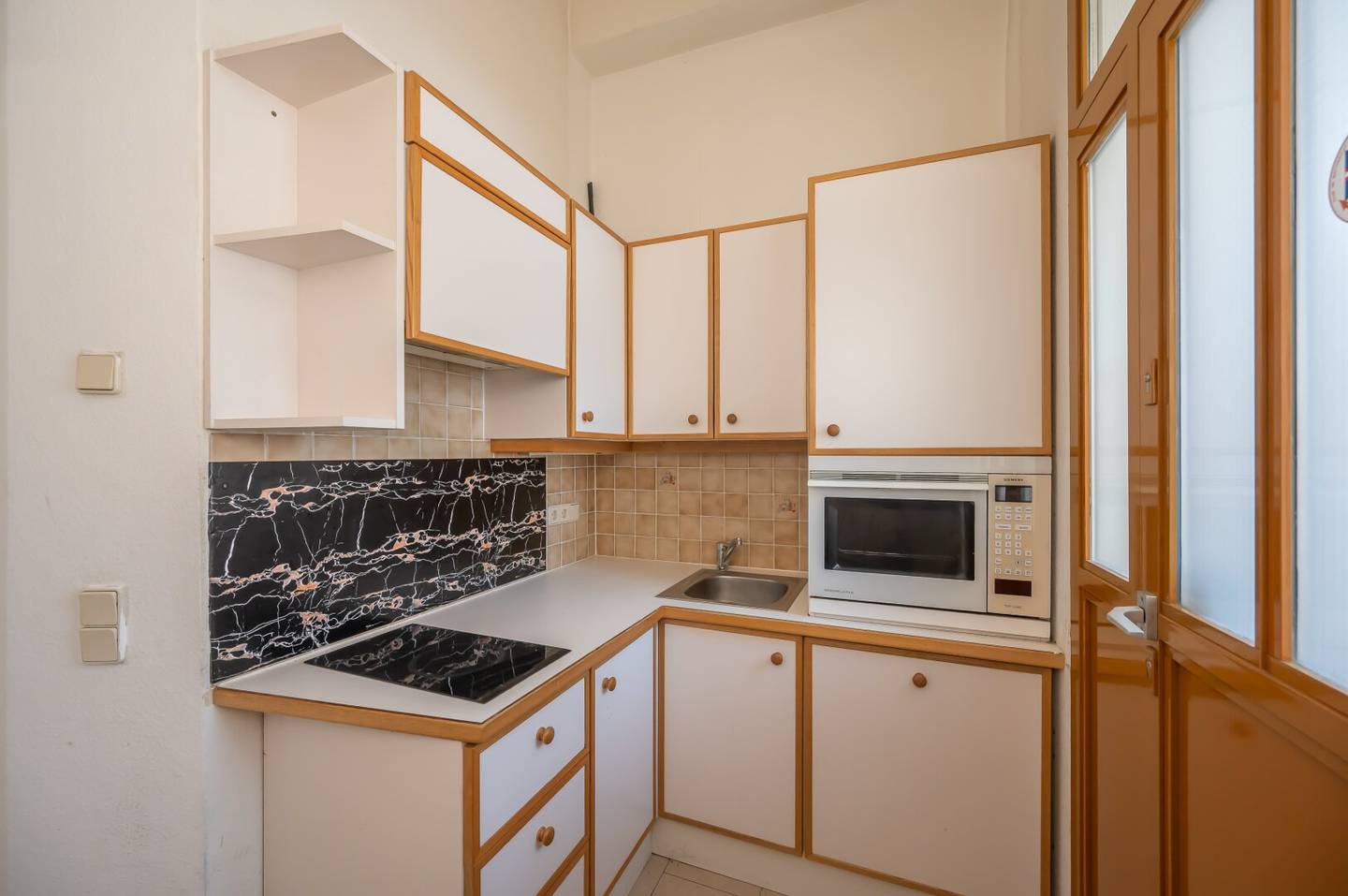 ++NEW++ 1-room old building apartment lots of potential!