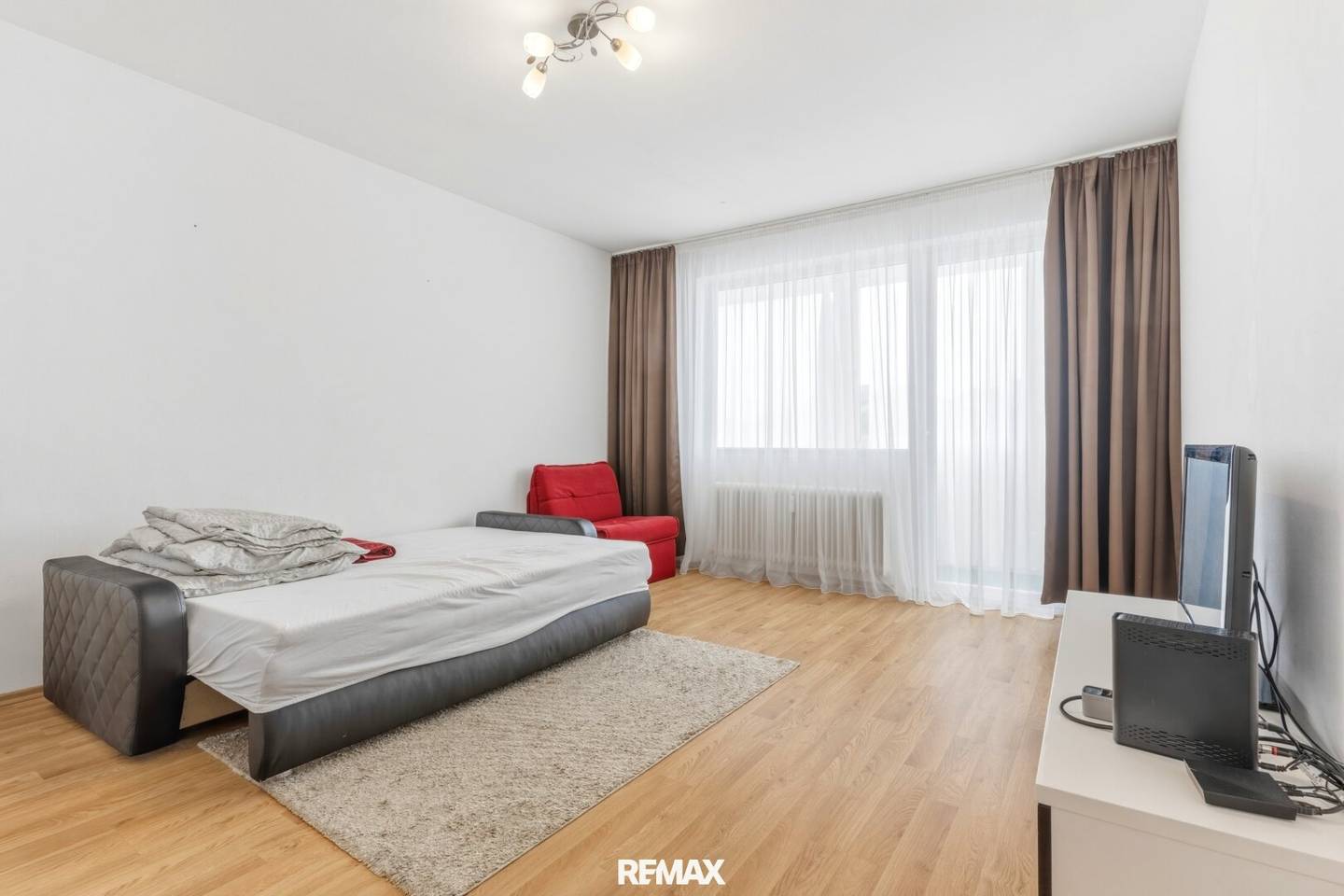 BEST OFFER PROCEDURE Practical 2-room apartment with winter garden and carport