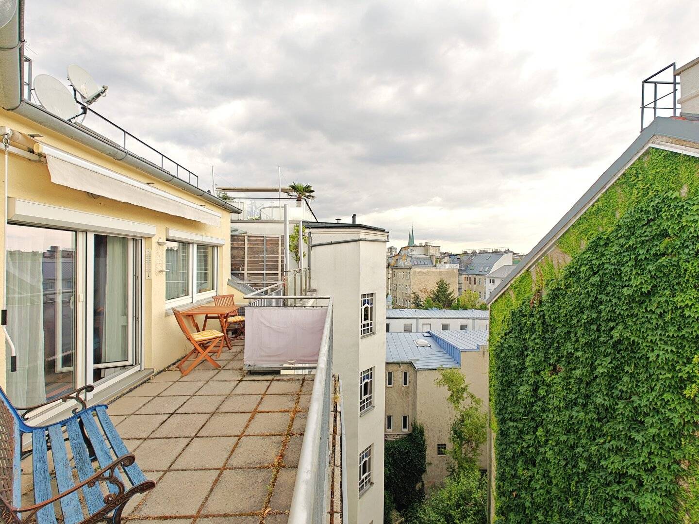 Nähe Hannovermarkt: Herrliche Dachgeschoßwohnung + Klimatisiert + Terrasse + Teilweise Fernblick + Hofruhelage