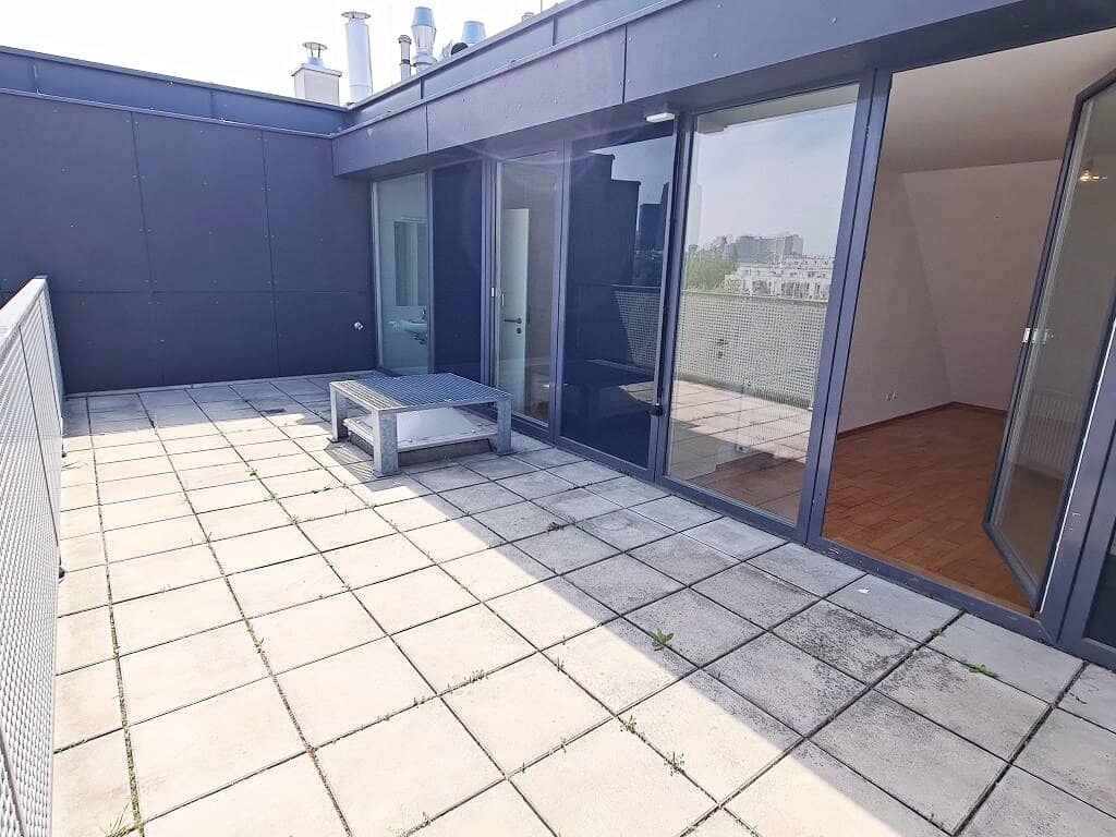 DACHGESCHOSS, FERNLICK, 95 m2 Neubau mit 22 m2 Freifläche, Wohnküche, 1 Zimmer, Wannenbad, Parketten, Innstraße