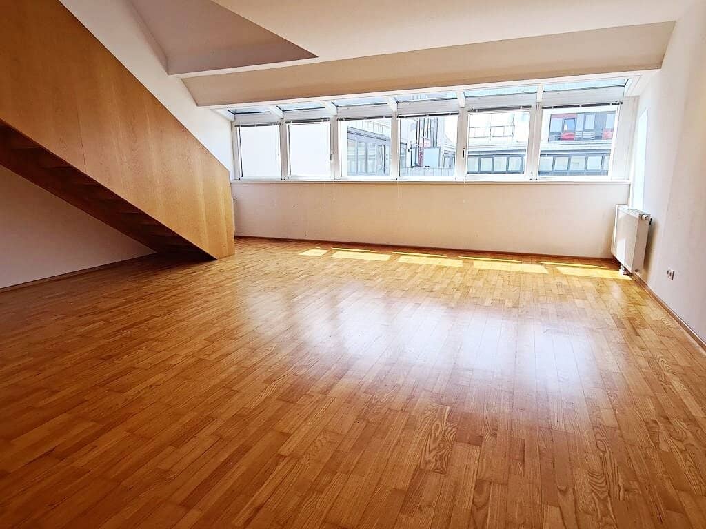Top floor, Distant view, 95 m2 newly built with 22 m2 outdoor area, open-plan kitchen, 1 room, bathtub, parquet floors, Innstraße
