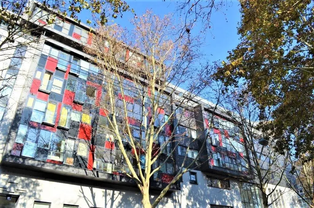 INNSTRASSE, 58 m2 period building, 2 rooms, complete kitchen, bathroom with bathtub, parquet floors, subsidized