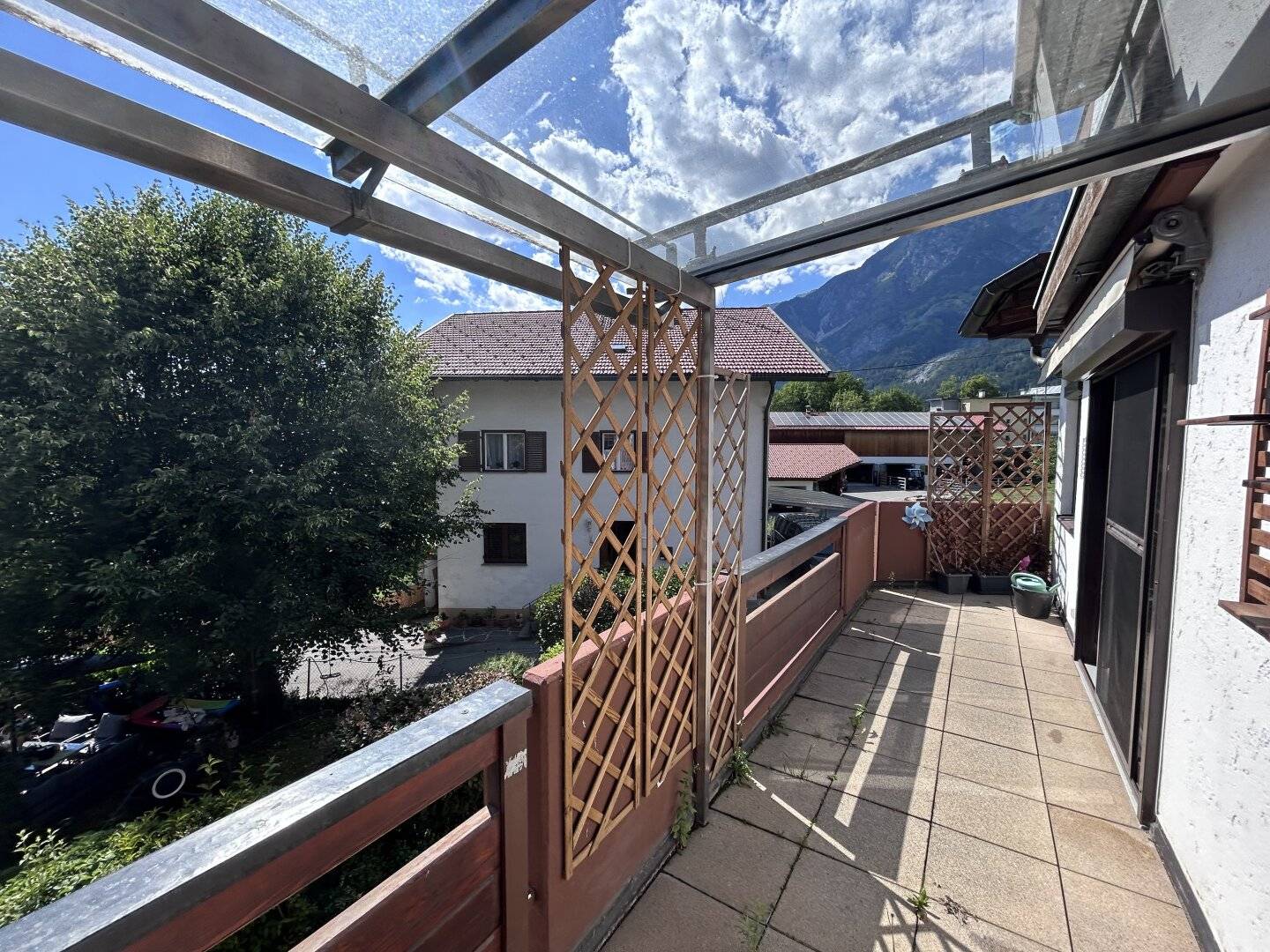 Absam: Sanierte 4-Zimmer-Wohnung mit teilweise überdachtem Südwest-Balkon, Bergblick, Garage und Außenstellplatz in ruhiger Aussichtslage