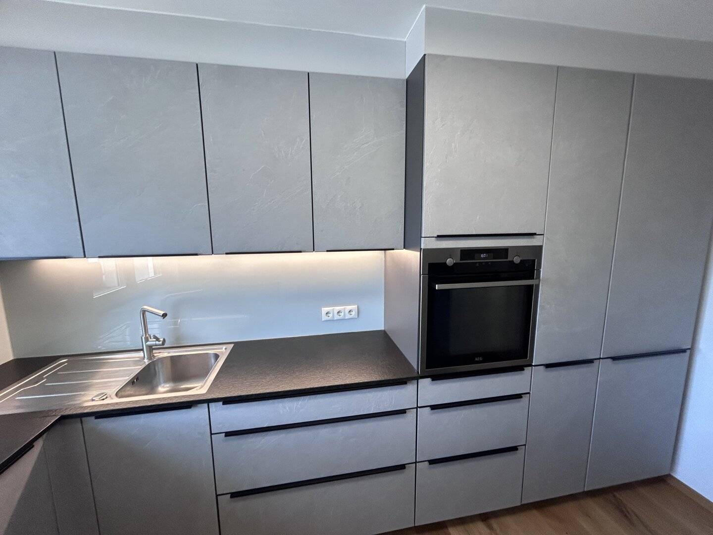 Absam: Sanierte 4-Zimmer-Wohnung mit teilweise überdachtem Südwest-Balkon, Bergblick, Garage und Außenstellplatz in ruhiger Aussichtslage