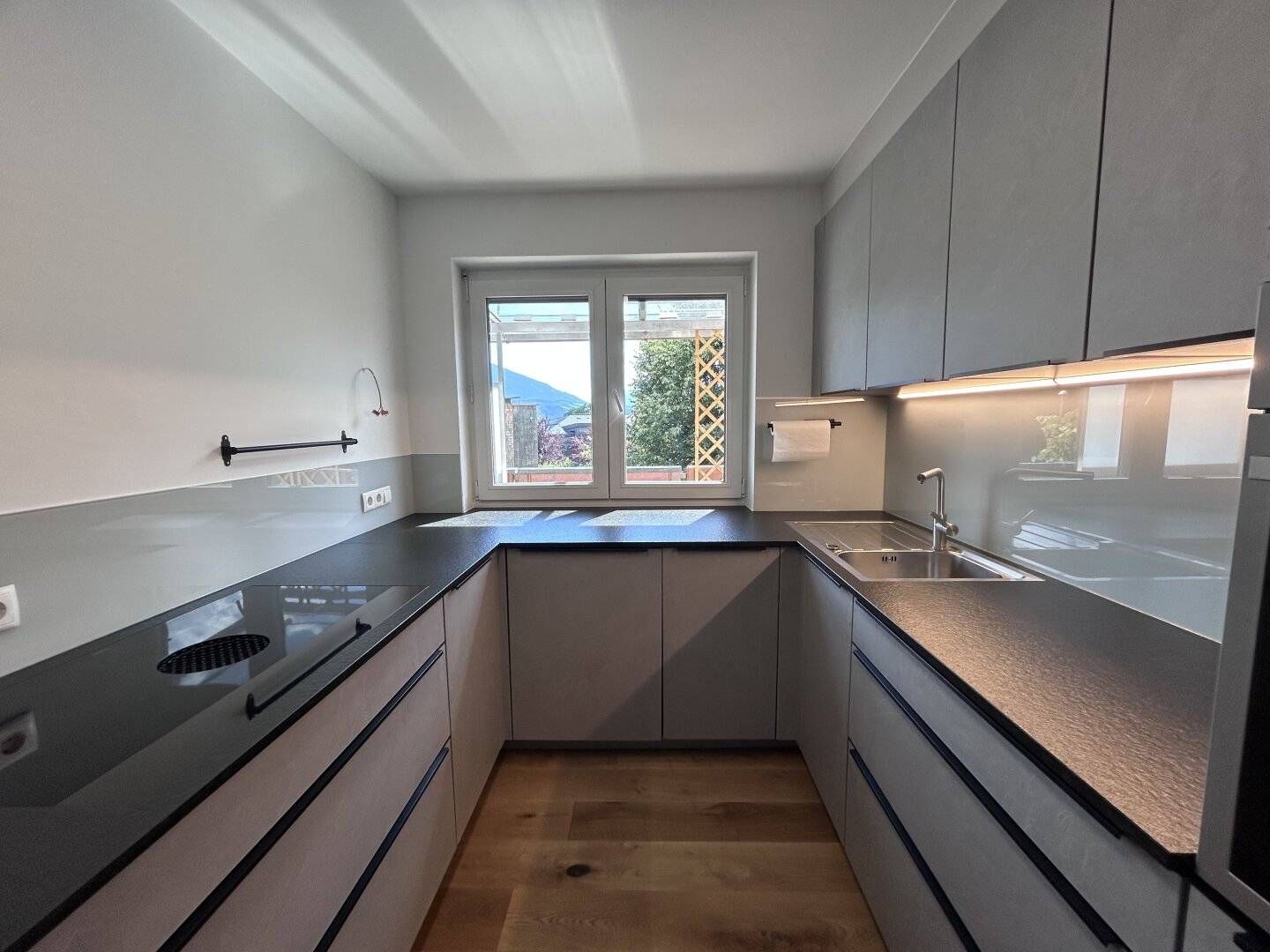 Absam: Sanierte 4-Zimmer-Wohnung mit teilweise überdachtem Südwest-Balkon, Bergblick, Garage und Außenstellplatz in ruhiger Aussichtslage