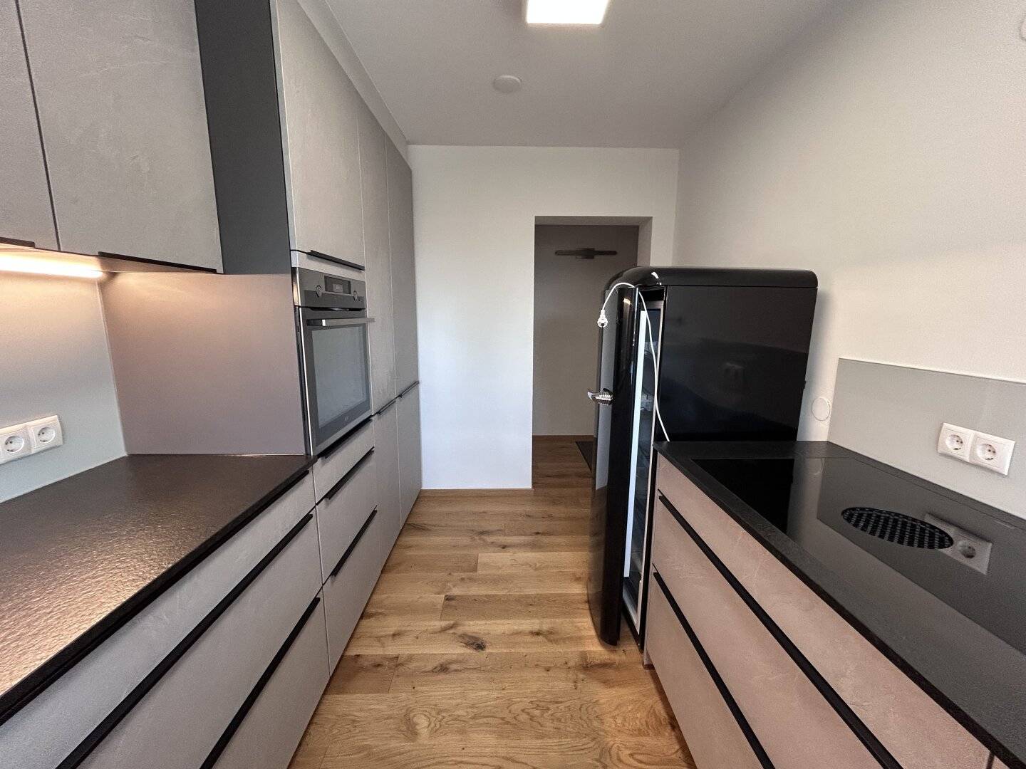 Absam: Sanierte 4-Zimmer-Wohnung mit teilweise überdachtem Südwest-Balkon, Bergblick, Garage und Außenstellplatz in ruhiger Aussichtslage