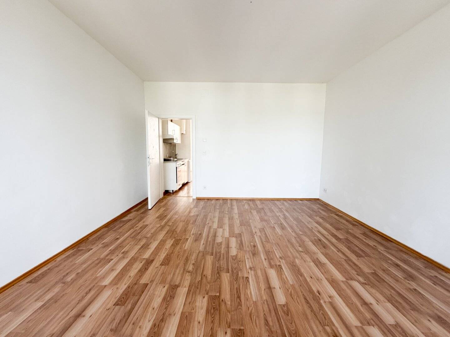 Courtyard-facing 2-room apartment | Balcony approved | Elevator coming | U3 around the corner
