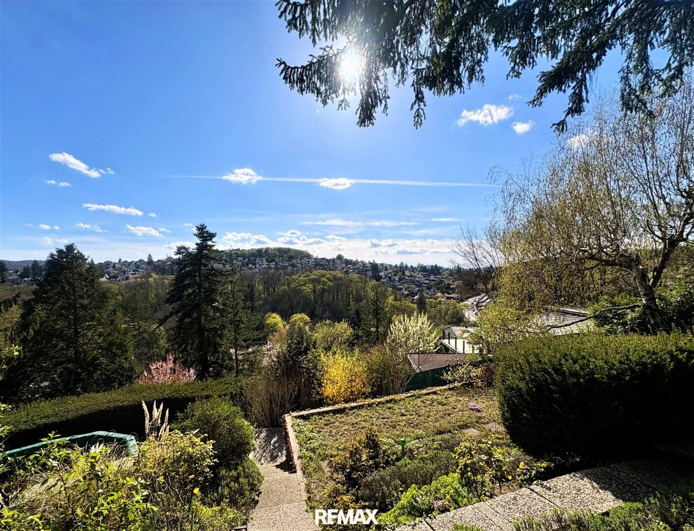 Plot with house and stunning distant view over greenery at the Kordon