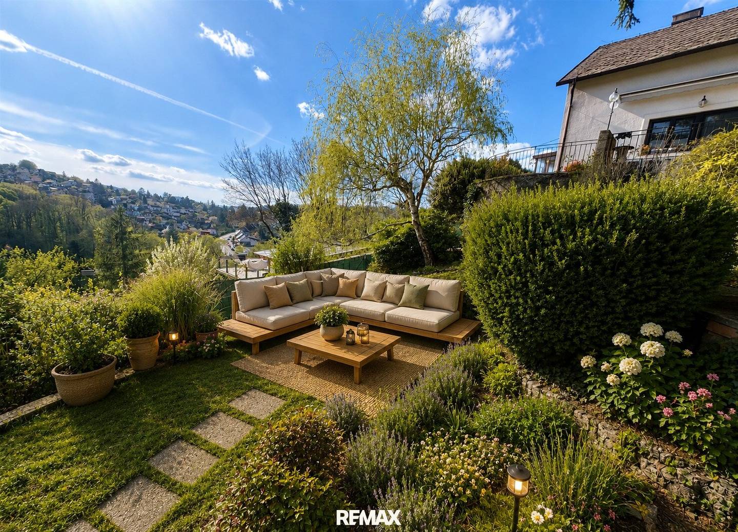 Plot with house and stunning distant view over greenery at the Kordon