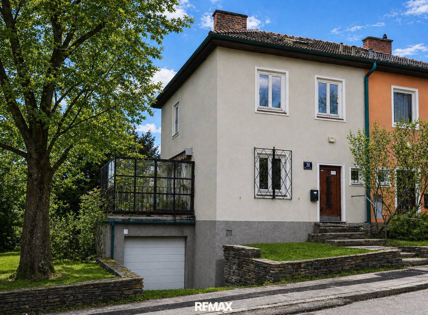 Sunny garden with two terraces, end terraced house in green location