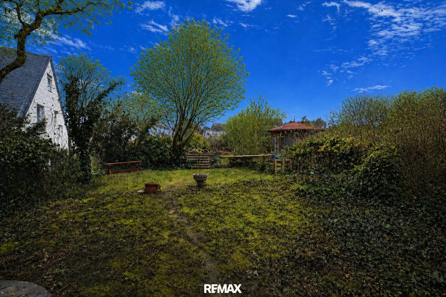 Sunny garden with two terraces, end terraced house in green location